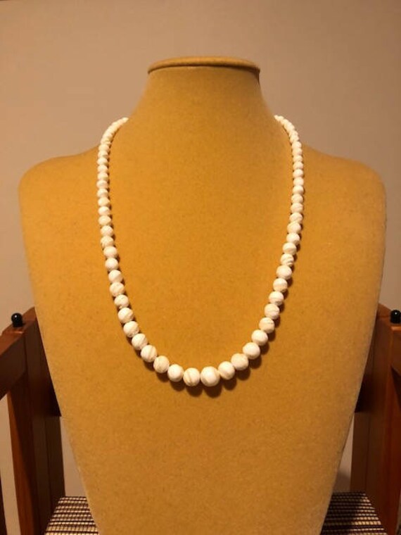 Geschnitzte Mutter Der Perle Und Harz Graduierte Perlenkette, Geschnitzte Perlmutt Halskette, Abgestufte Halskette von ZuriDesignsBoutique