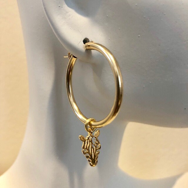 Gold Creolen Mit Zebra Charme, Creolen, Ohrringe, Charm Tier Ohrring von ZuriDesignsBoutique