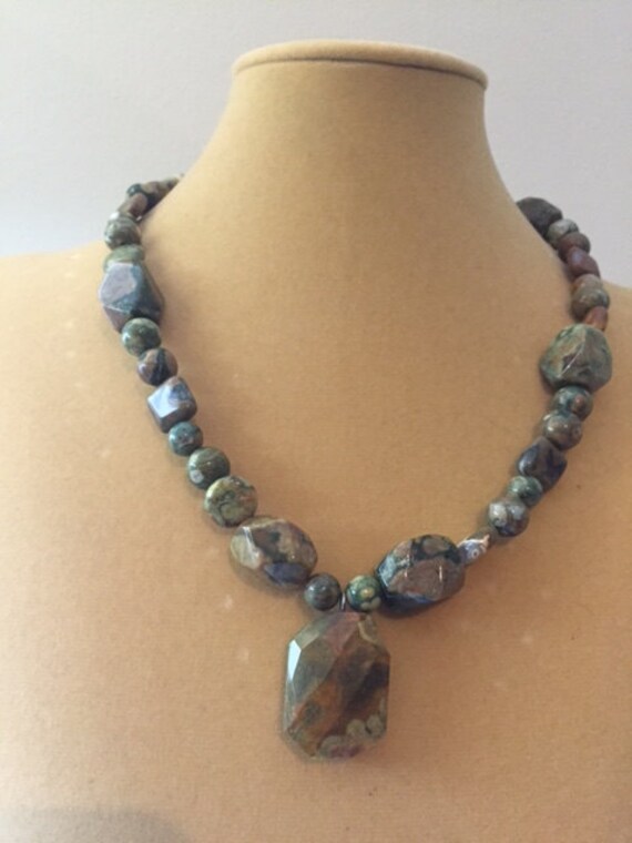 Grüne Rhyolith Anhänger Halskette, Naturstein Grüner Stein Knebel Verschluss von ZuriDesignsBoutique