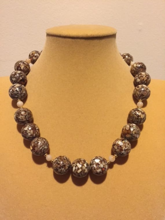 Perlmutt in Harz Und Creme Quarz Halskette, Halskette von ZuriDesignsBoutique