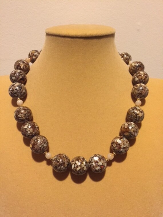 Perlmutt in Harz Und Creme Quarz Halskette, Halskette von ZuriDesignsBoutique