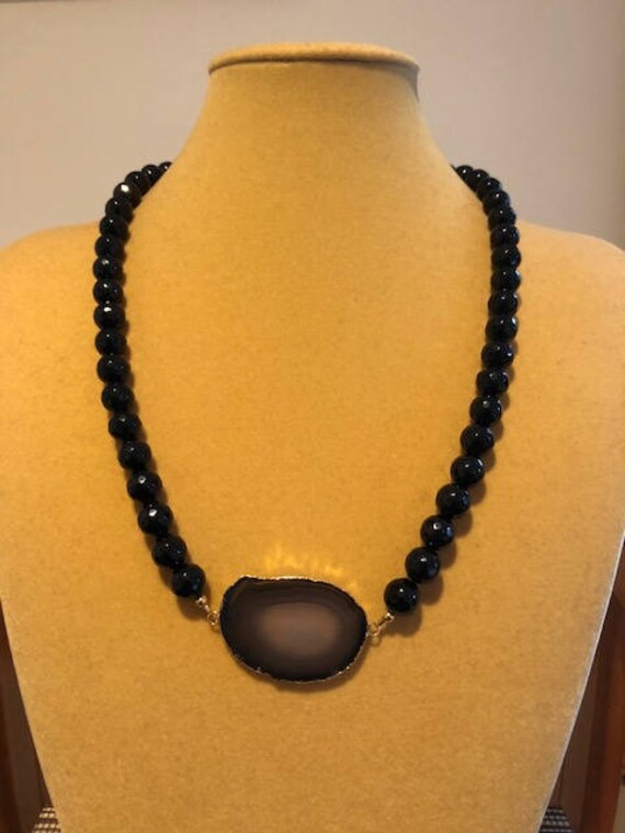 Schwarze Achat Geode Scheibe Halskette, Schwarze Facettierte Onyx Halskette von ZuriDesignsBoutique