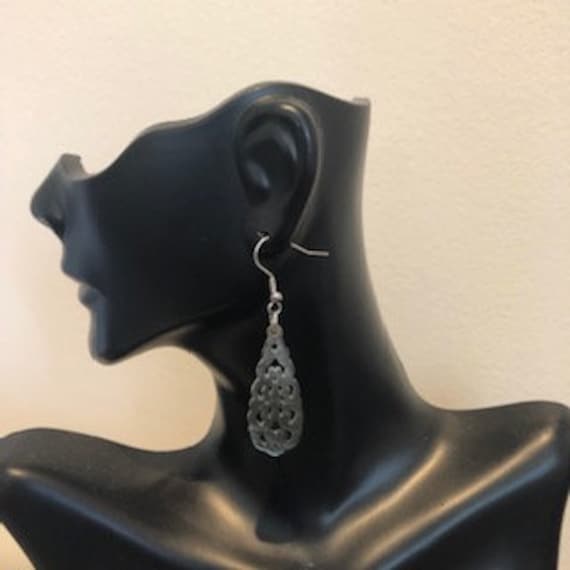 Schwarze Perlmutt Filigrane Teardrop Ohrringe, Schwarze Ohrringe von ZuriDesignsBoutique