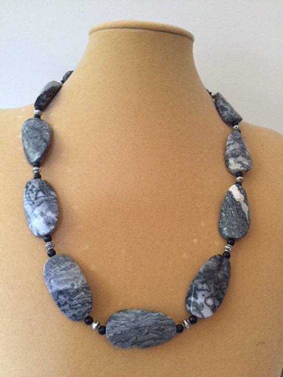 Schwarze Seide Stein Verdreht Ovale Halskette, Schwarze Naturstein Semi-Precious Edelstein Halskette von ZuriDesignsBoutique