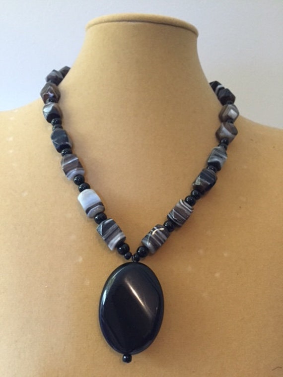Schwarzer Achat Anhänger Halskette, Schwarze Naturstein Halskette von ZuriDesignsBoutique