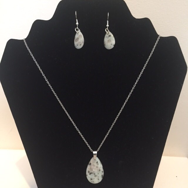Sesam Jaspis Teardrop Anhänger Halskette Und Ohrring Set, Set von ZuriDesignsBoutique