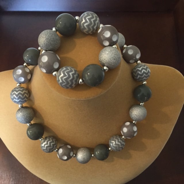 Silber Und Grau Klobige Kinder Halskette Stretch Armband Gesetzt, Bead-Schmuck-Set, Schmuck-Set, Bubblegum Perle Schmuck von ZuriDesignsBoutique