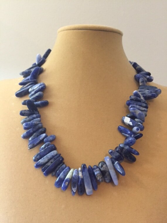 Sodalith Große Chip Halskette, Naturstein Halbedelstein Knebelverschluss von ZuriDesignsBoutique