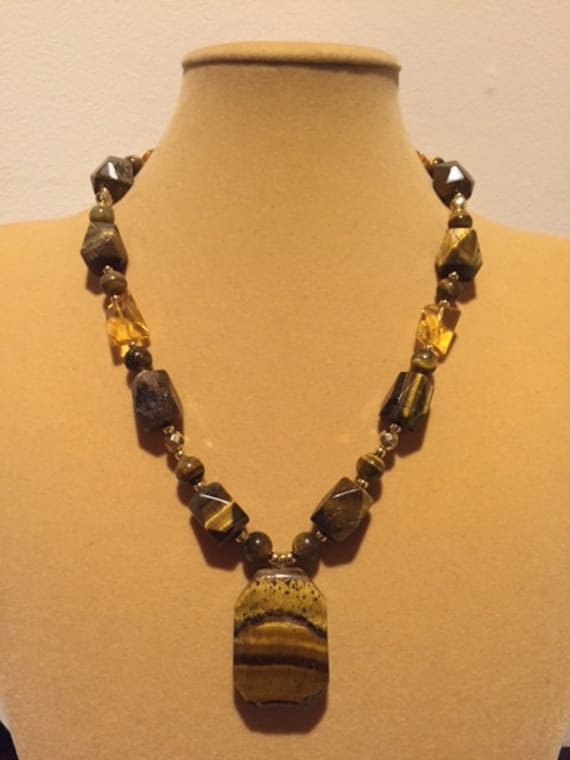 Tiger Auge Facettierten Anhänger Halskette, Tigerauge Facettierte Naturstein Knebel Verschluss von ZuriDesignsBoutique