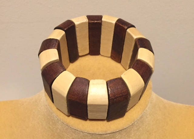 Zweifarbige Holz Stretch-Armband, Holz, Zweifarbig, Breit Armband, Breites Grobstrick von ZuriDesignsBoutique