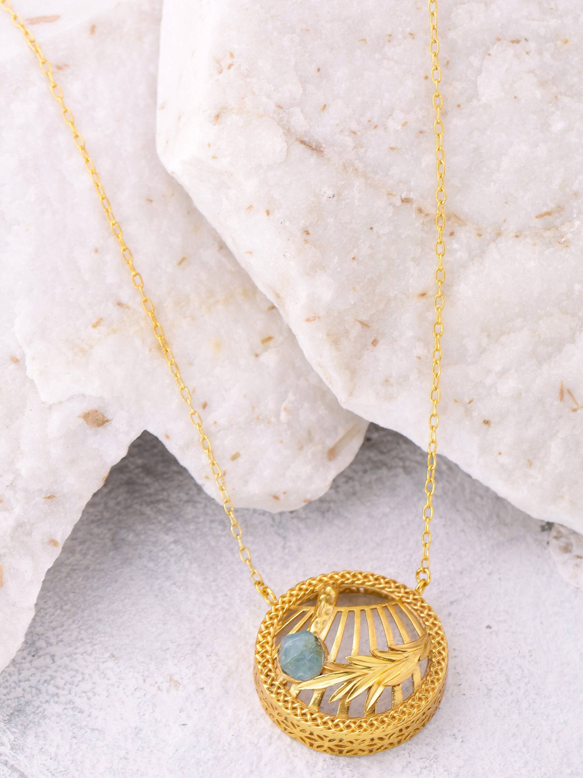 Boho Halskette Mit Großem Anhänger Goldfarben. Große Runde Floral-Statement Messing Anhänger. Designer Strukturierten Modeschmuck Boho Halskette Mit Großem Anhänger Goldfarben. Große Runde Floral-Statement Messing Anhänger. Designer Strukturierten Modeschmuck von Zurooh