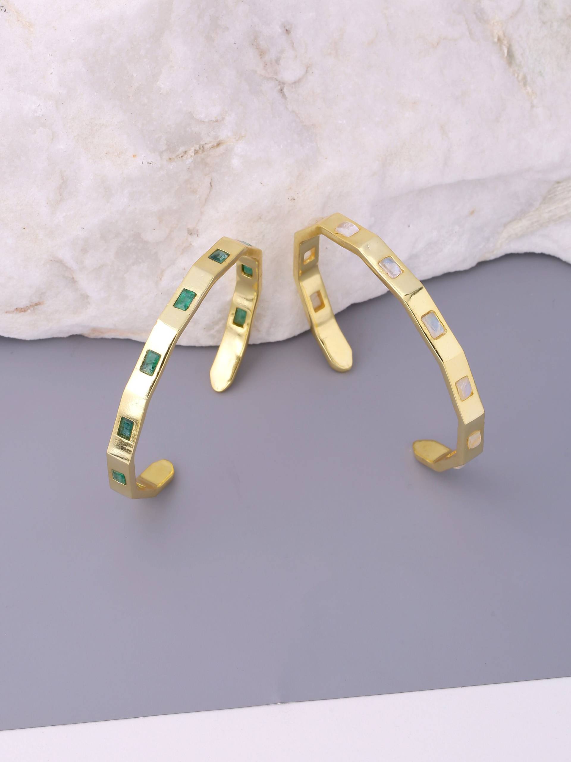 Sechseckiger Armreif, Cuff Gold. Armreif Aus Smaragd Und Mondstein. Statement Armreif. Armreifen, Messing Sechseckiger Armreif, Cuff Gold. Armreif Aus Smaragd Und Mondstein. Statement Armreif. Armreifen, Messing von Zurooh