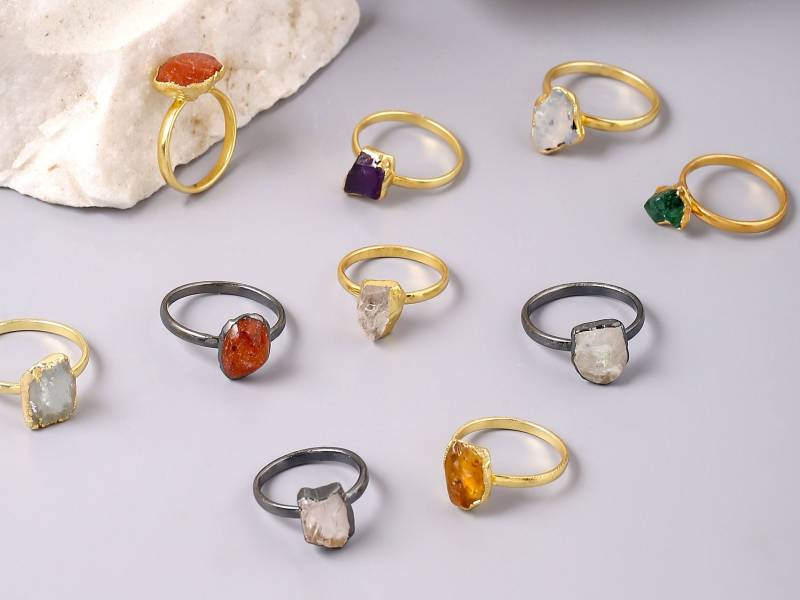 Zierlicher Roher Edelsteinring. Geburtssteinringe. Rohe Kristallringe. Boho Zierliche Stapelbare Ringe. Raue Natursteinringe von Zurooh