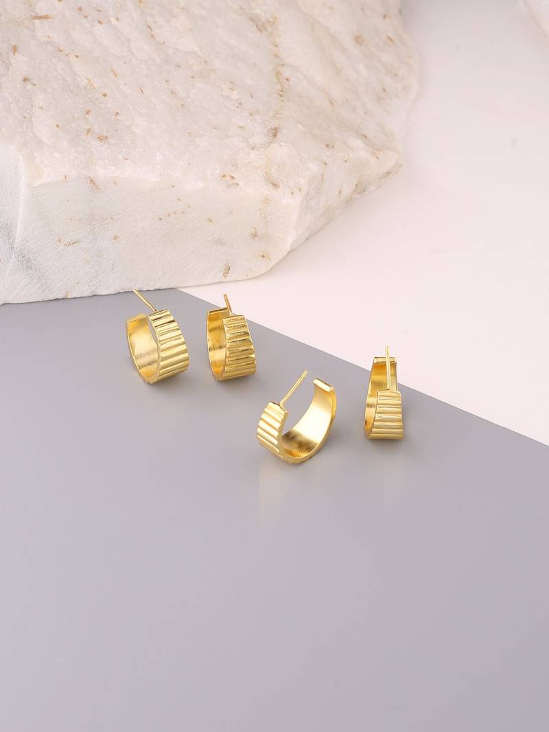 92, 5 Sterling Silber Gold Vermeil Creolen. Minimale Alltagsreifen. Pyramiden Creolen von ZuroohSilver
