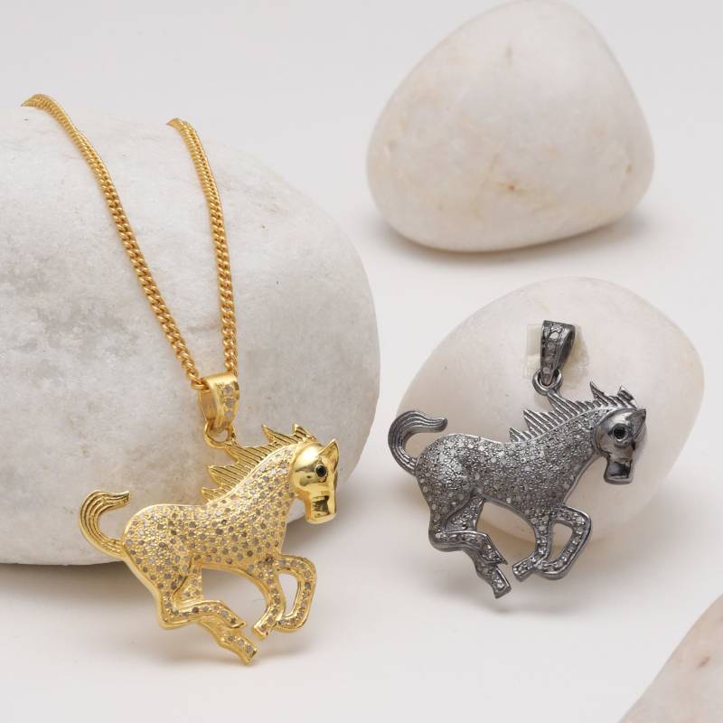 Halskette Mit Pferdeanhänger in Silber Und Gold. Pave Diamant Laufende Pferdehalskette Aus 925Er Silber. Statement Pflasternem Für Damen von ZuroohSilver