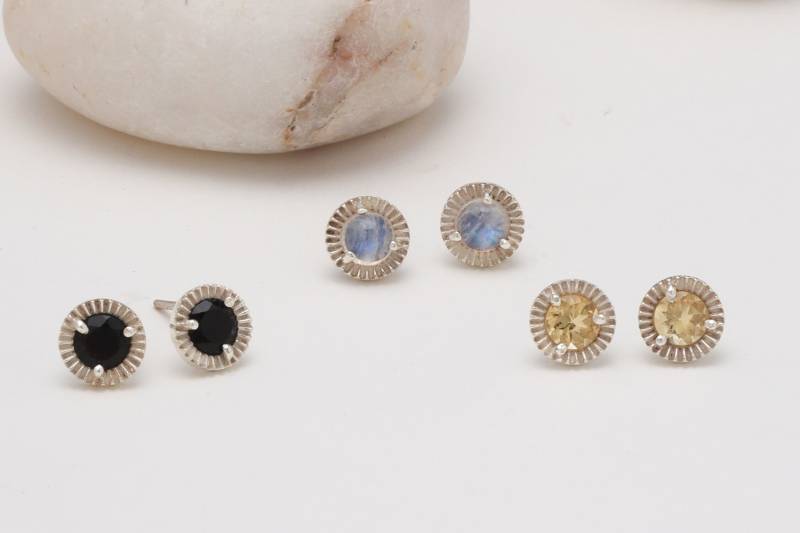 Zierliche Edelstein Ohrstecker in Silber. Minimaler Runder Ohrring Aus Citrin, Schwarzem Onyx, Mondstein. Kleine Für Männer Und Frauen von ZuroohSilver