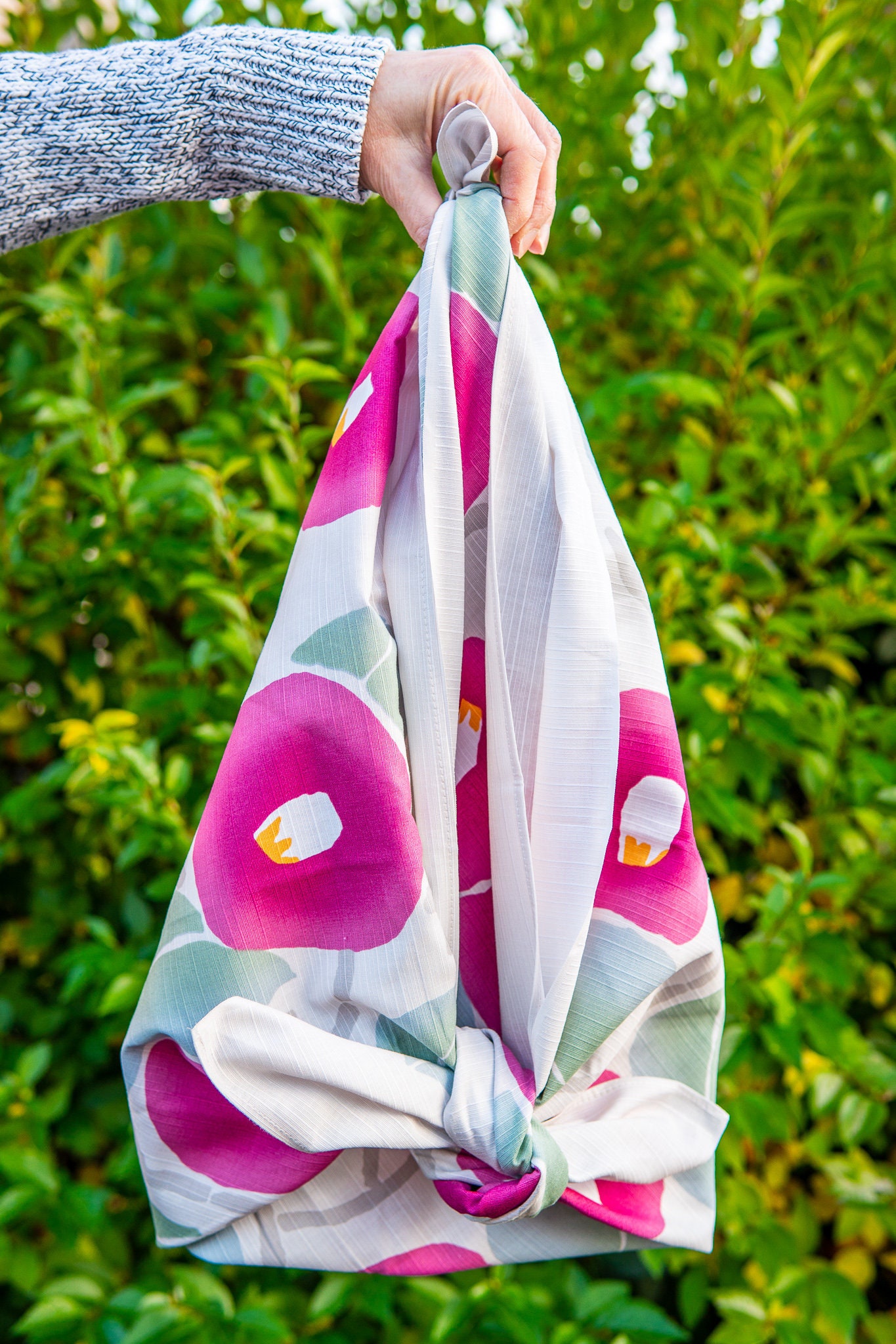 90 cm Yumeji Takehisa Furoshiki | Kamelie Hellgrau 90 cm Yumeji Takehisa Furoshiki | Kamelie Hellgrau von ZusetsuStore