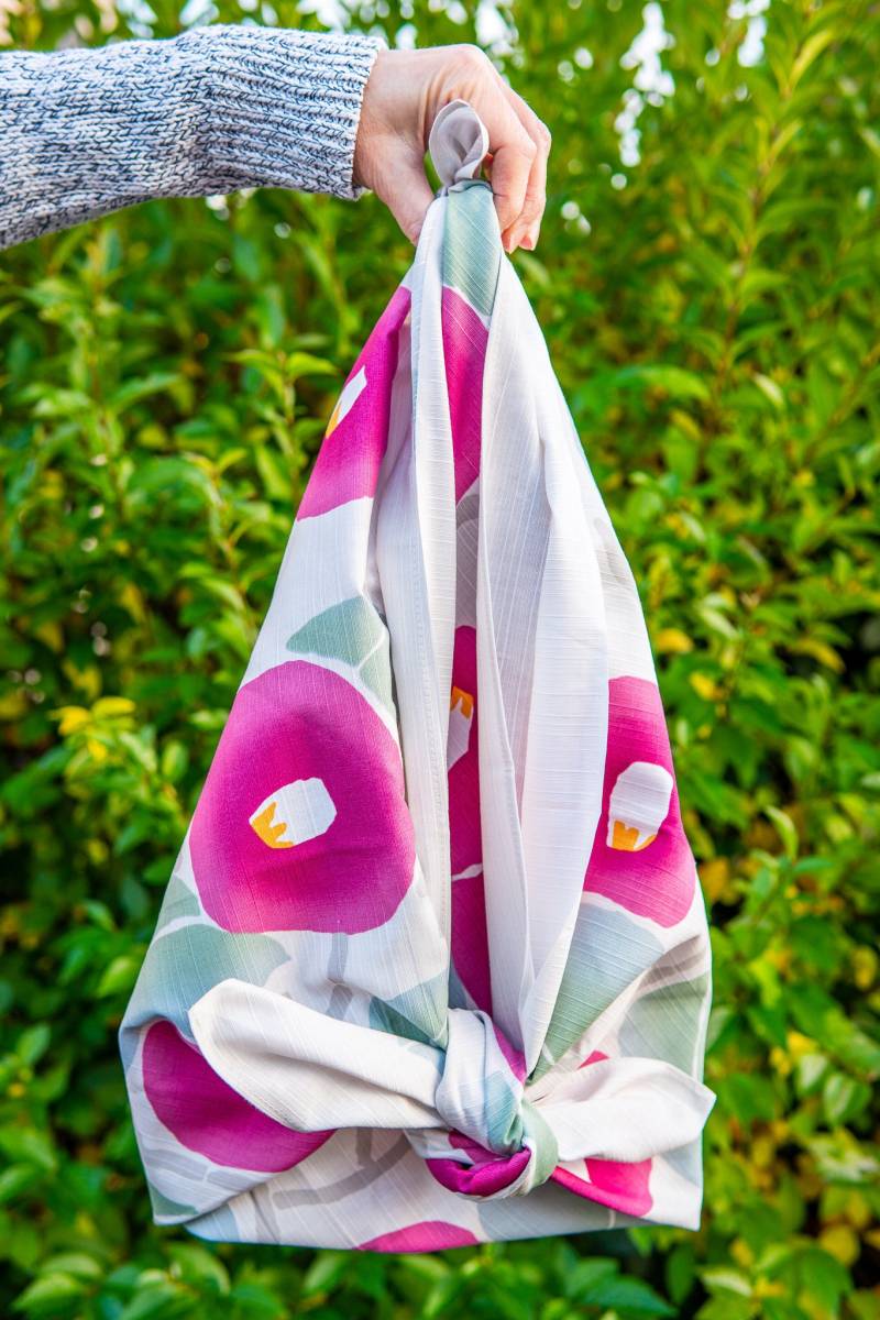 90 cm Yumeji Takehisa Furoshiki | Kamelie Hellgrau 90 cm Yumeji Takehisa Furoshiki | Kamelie Hellgrau von ZusetsuStore