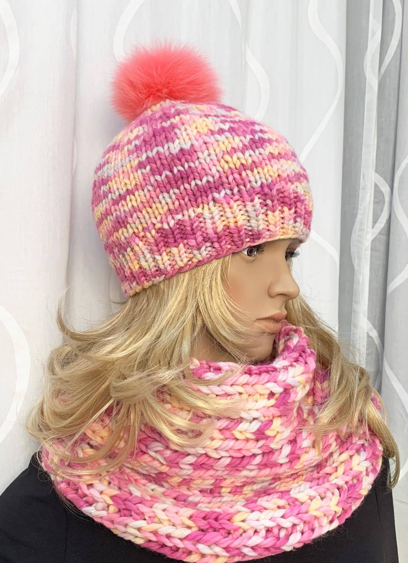 Reine Wollmütze Und Infinity Schal Handgemachte Stricken Set, Abnehmbare Echte Pelz Pom Beanie Cowl Set - Sku Pwc57232-1 von ZuzisStudio