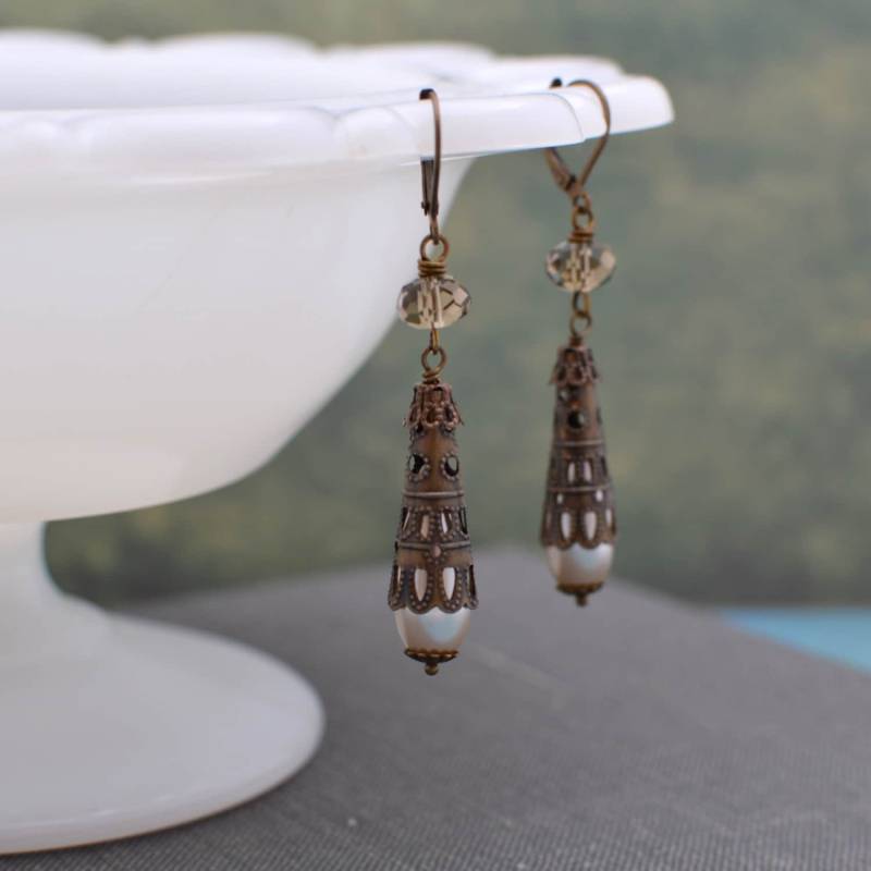 Antike Messing Filigrane Lange Tropfen Perlen Ohrringe von ZuzusPetalsCreations