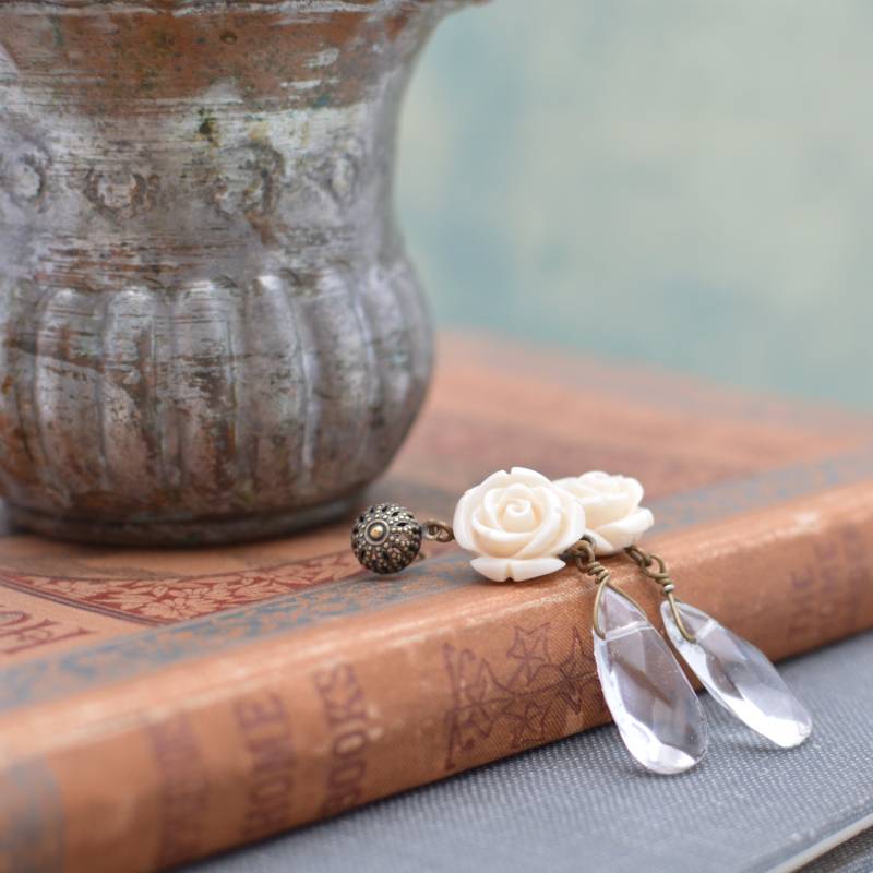 Creme Rose Ohrstecker Mit Klaren Acryl Teardrop Bead - Bronze Filigrane Post Ohrringe Blume Handgefertigte Zierliche von ZuzusPetalsCreations