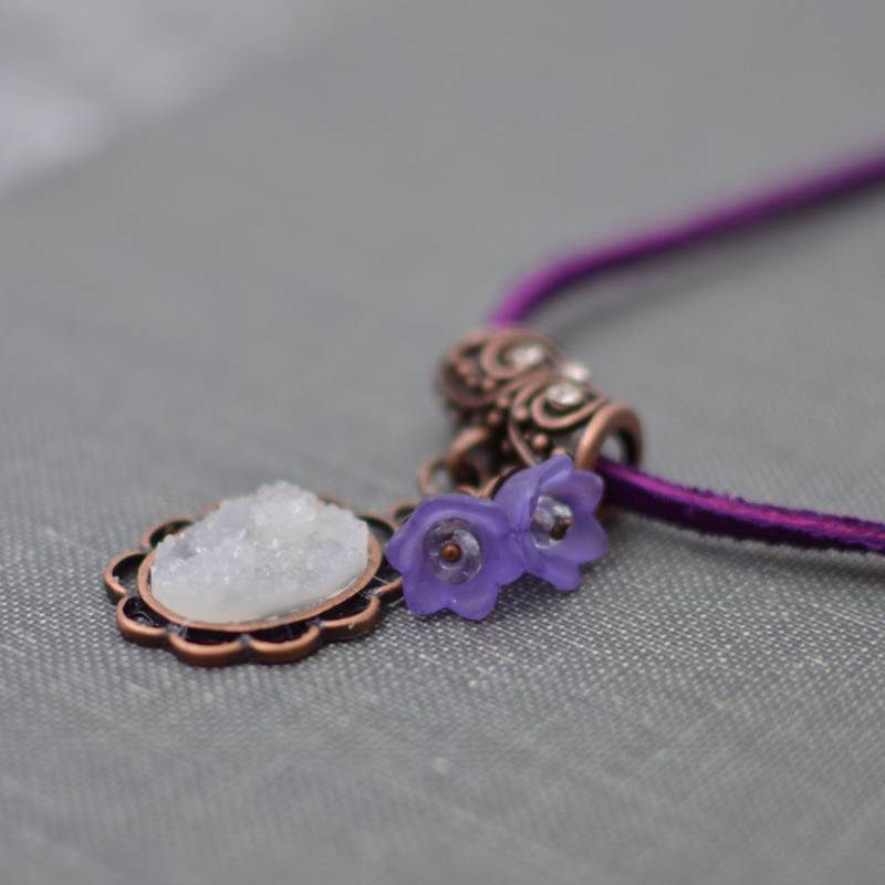 Druzy Halskette Auf Lila Wildleder Schnur Mit Weißen Im Alter Von Kupfer Blume Anhänger Pastell Blüten Handgemachte von ZuzusPetalsCreations