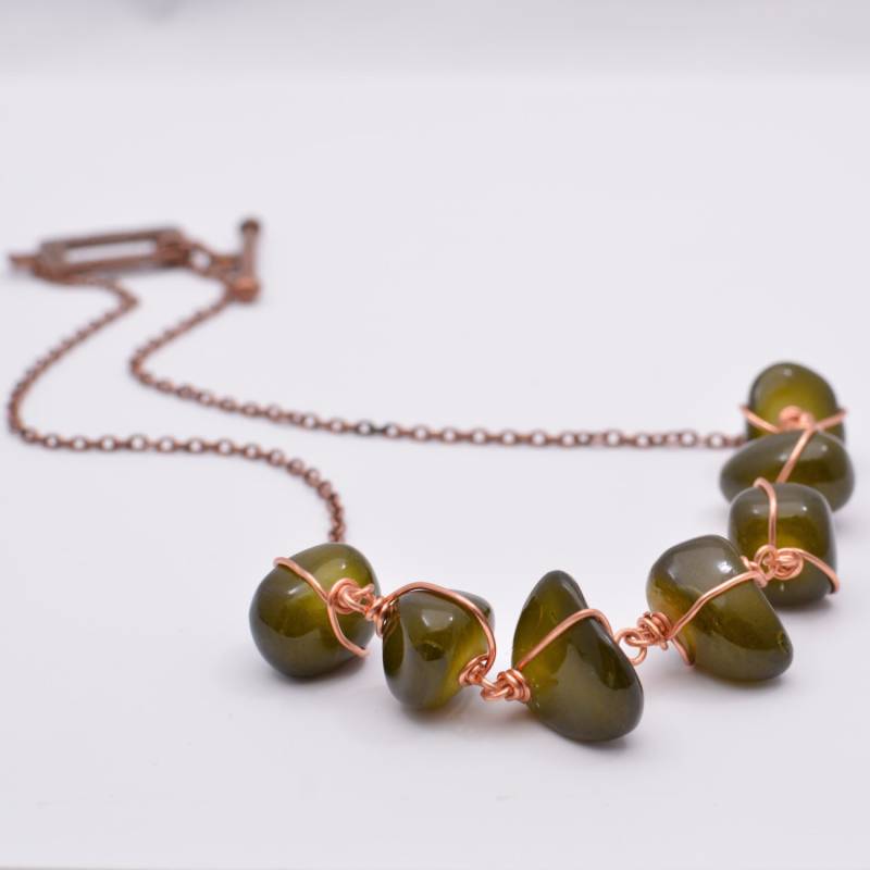 Freie Form Grüne Glas Nuggets Wire Wrapped Halskette Kupfer Grün Statement Organisch Chunky von ZuzusPetalsCreations