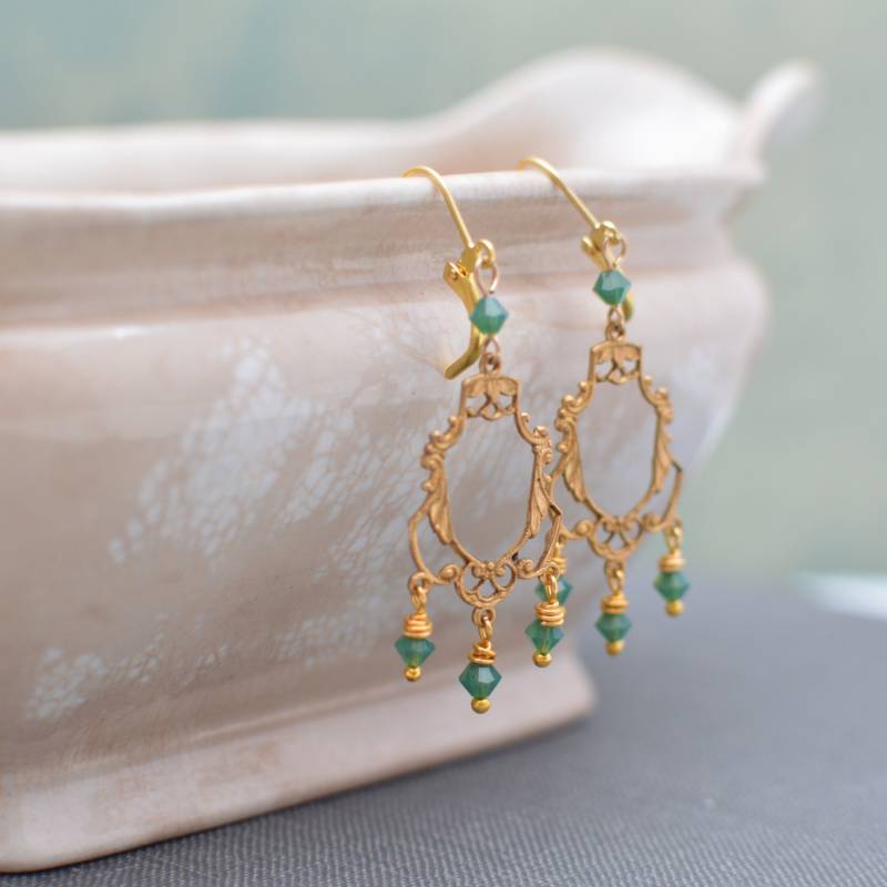 Gold Art Deco Filigrane Ohrringe Mit Palace Green Opal Swarovski-Kristallen Handgefertigte von ZuzusPetalsCreations