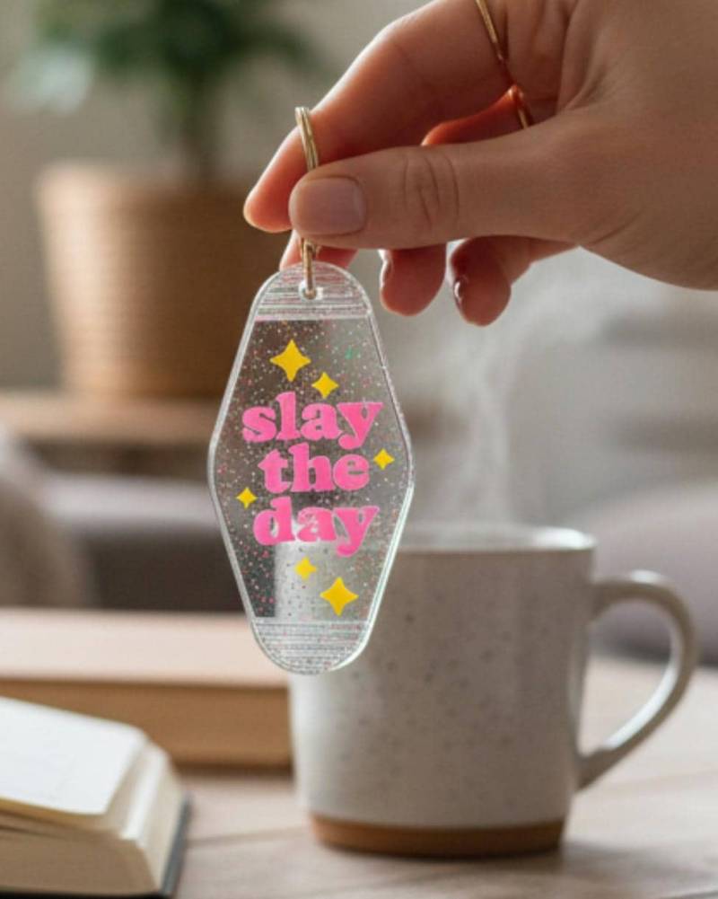 Schlüsselanhänger Slay The Day | Pink Retro Motel Keychain Geschenk Beste Freundin Bag Charm von ZweiartigKlebekunst