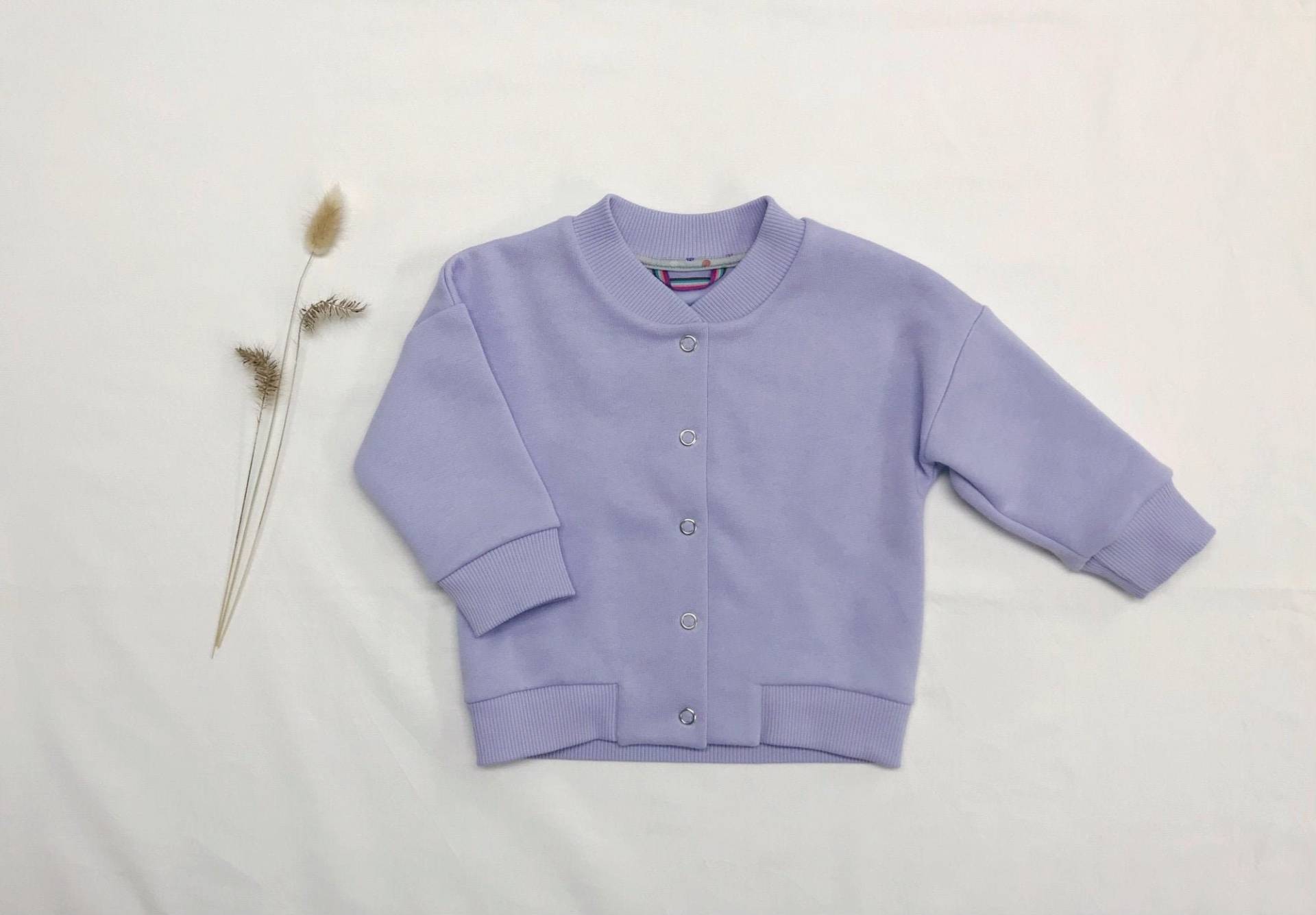Flieder Farbene Sweatjacke Für Kinder Mit Druckknöpfen Flieder Farbene Sweatjacke Für Kinder Mit Druckknöpfen von Zwergenkleid