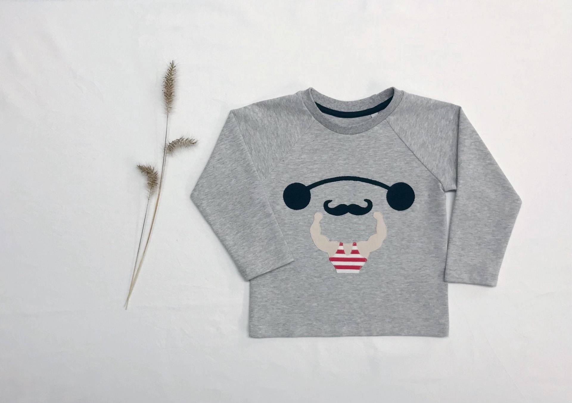 Kinder Shirt in Hellgrau Meliert Mit Gewichtheber Applikation Kinder Shirt in Hellgrau Meliert Mit Gewichtheber Applikation von Zwergenkleid