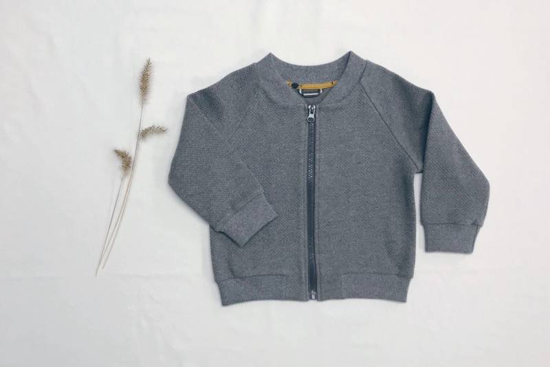 Sweatjacke Für Kinder Aus Biobaumwolle in Mittelgrau Mit Planeten Applikation von Zwergenkleid