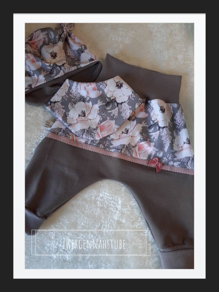 Babyset Mädchen Pumphose Mütze Und Tuch Taupe Grau Rosa Geblümt von Zwergennaehstube