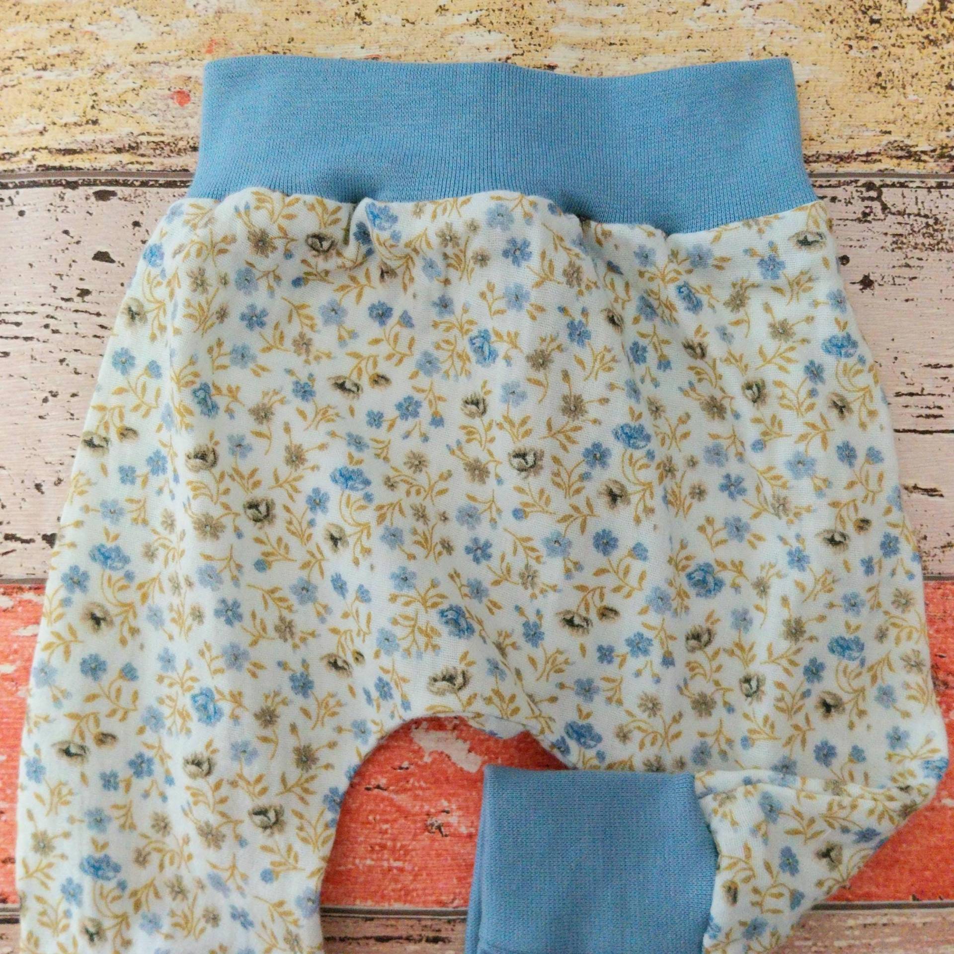 Leichte Pumphose Blumen Musselin 50-98 Oder Als Set Mit Halstuch, Mitwachshose von ZwergnaseDE