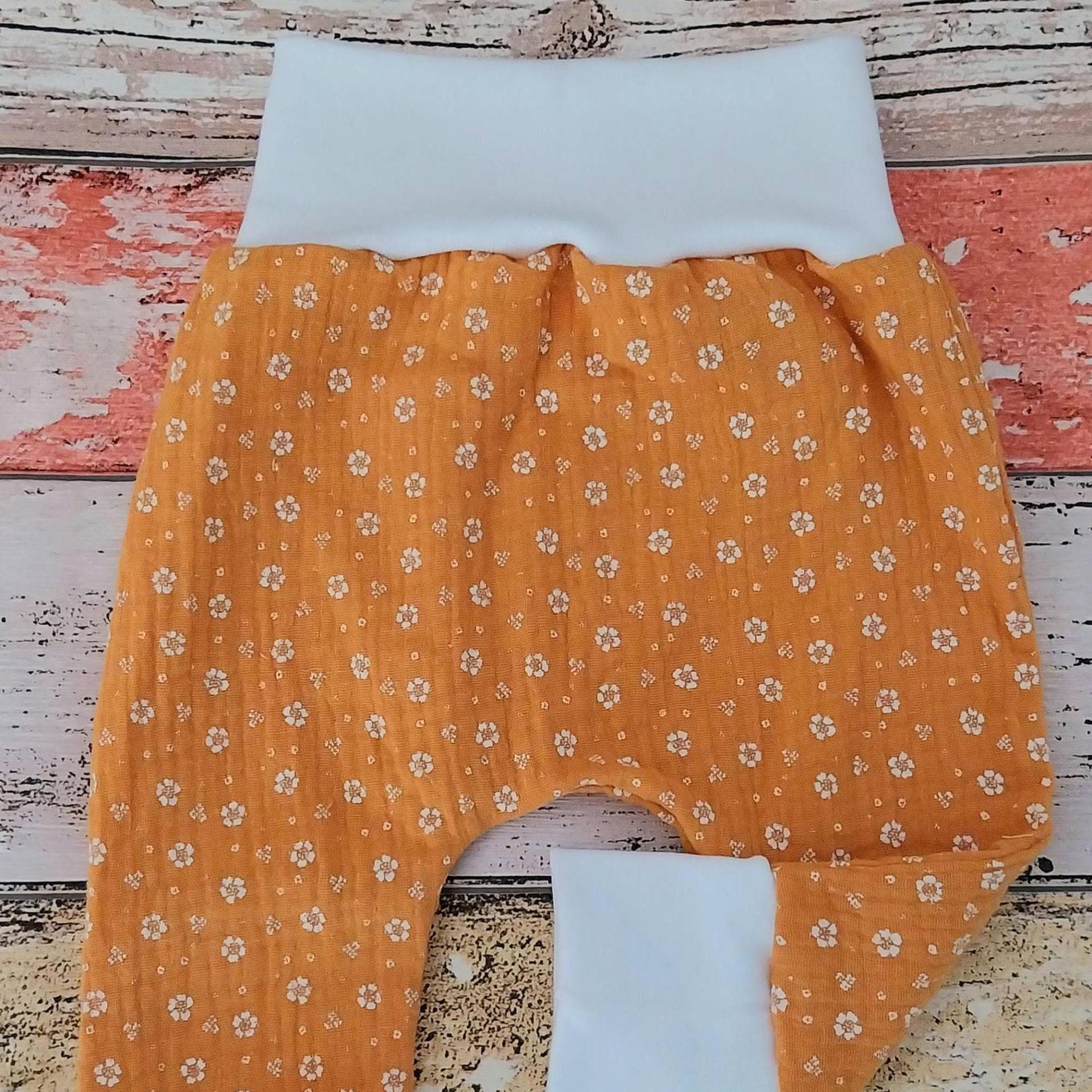 Leichte Pumphose Musselin Frühlings-/Sommerhose Blumen 50-98 Oder Als Set Mit Halstuch, Mitwachshose Leichte Pumphose Musselin Frühlings-/Sommerhose Blumen 50-98 Oder Als Set Mit Halstuch, Mitwachshose von ZwergnaseDE