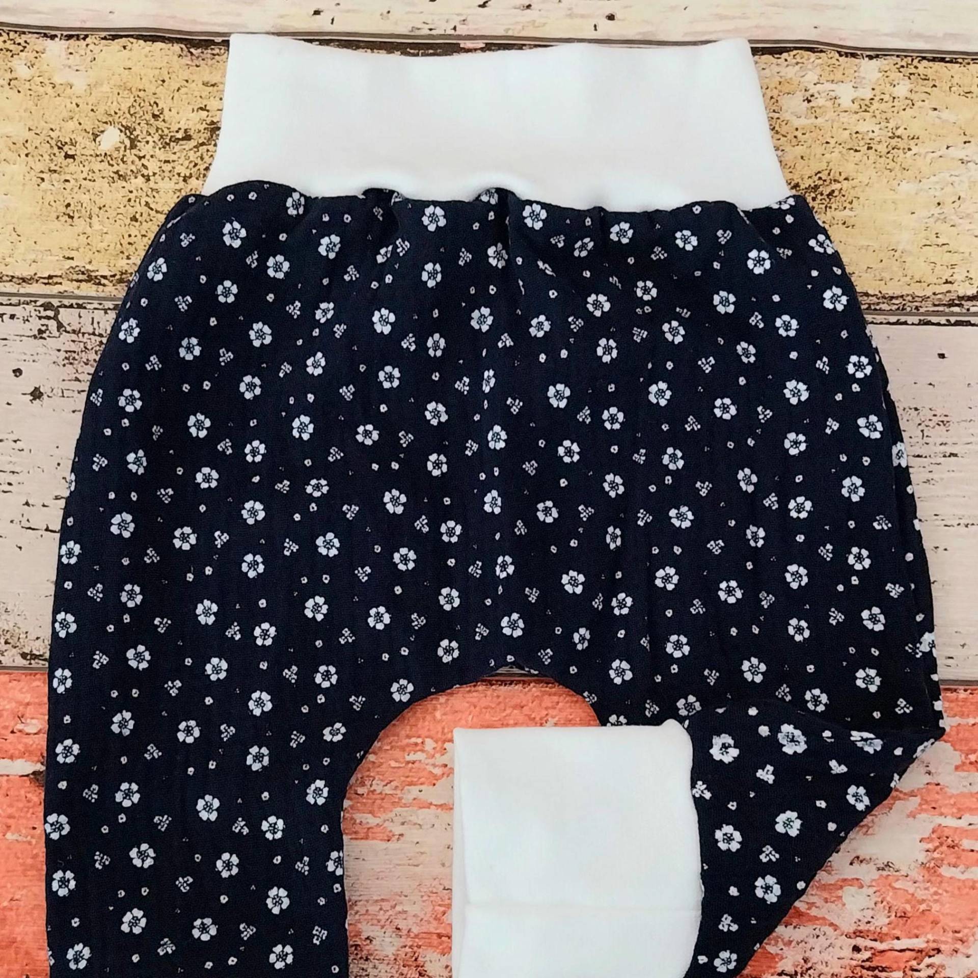 Leichte Pumphose Musselin Frühlings-/Sommerhose Blumen 50-98 Oder Als Set Mit Halstuch von ZwergnaseDE