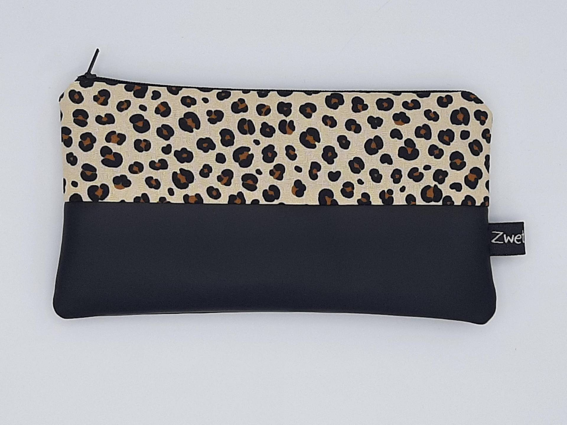 Federmäppchen Leoprint Creme Schlampermäppchen Schminktäschchen Federmäppchen Leoprint Creme Schlampermäppchen Schminktäschchen von Zwetschger