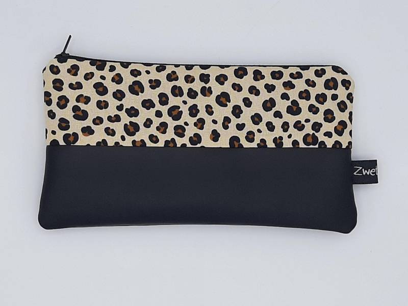 Federmäppchen Leoprint Creme Schlampermäppchen Schminktäschchen Federmäppchen Leoprint Creme Schlampermäppchen Schminktäschchen von Zwetschger