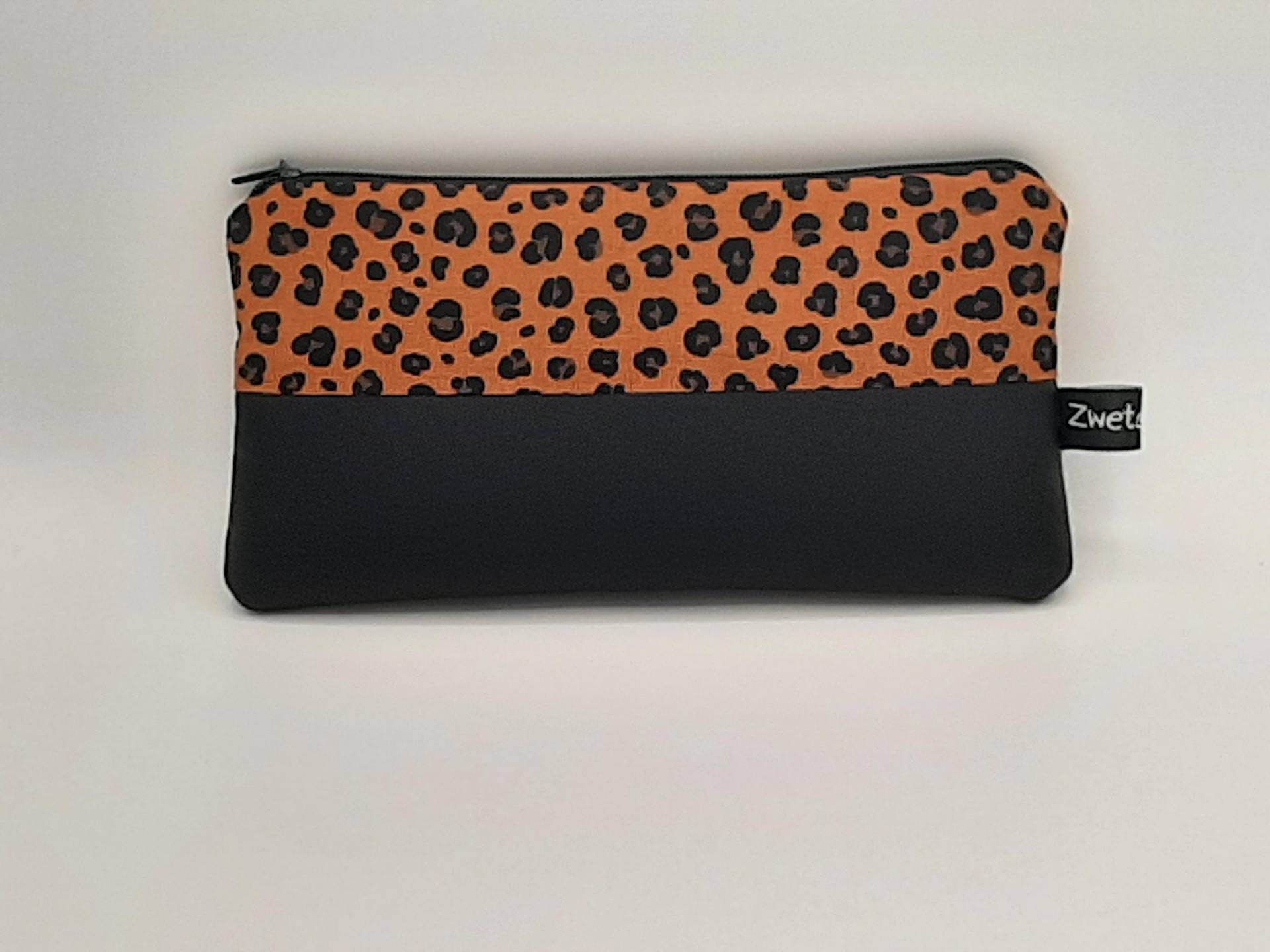 Federmäppchen Leoprint Rost Schlampermäppchen Schminktäschchen Federmäppchen Leoprint Rost Schlampermäppchen Schminktäschchen von Zwetschger