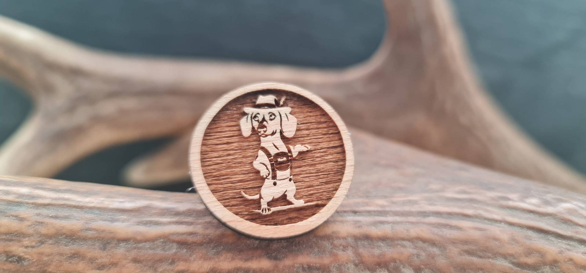 Trachten Anstecker Dackel Mit Lederhosen, Hutpin/Anstecker Für Trachtenhut, Dirndl Und Weste Ideal Als Geschenk Trachten Anstecker Dackel Mit Lederhosen, Hutpin/Anstecker Für Trachtenhut, Dirndl Und Weste Ideal Als Geschenk von Zwickerl