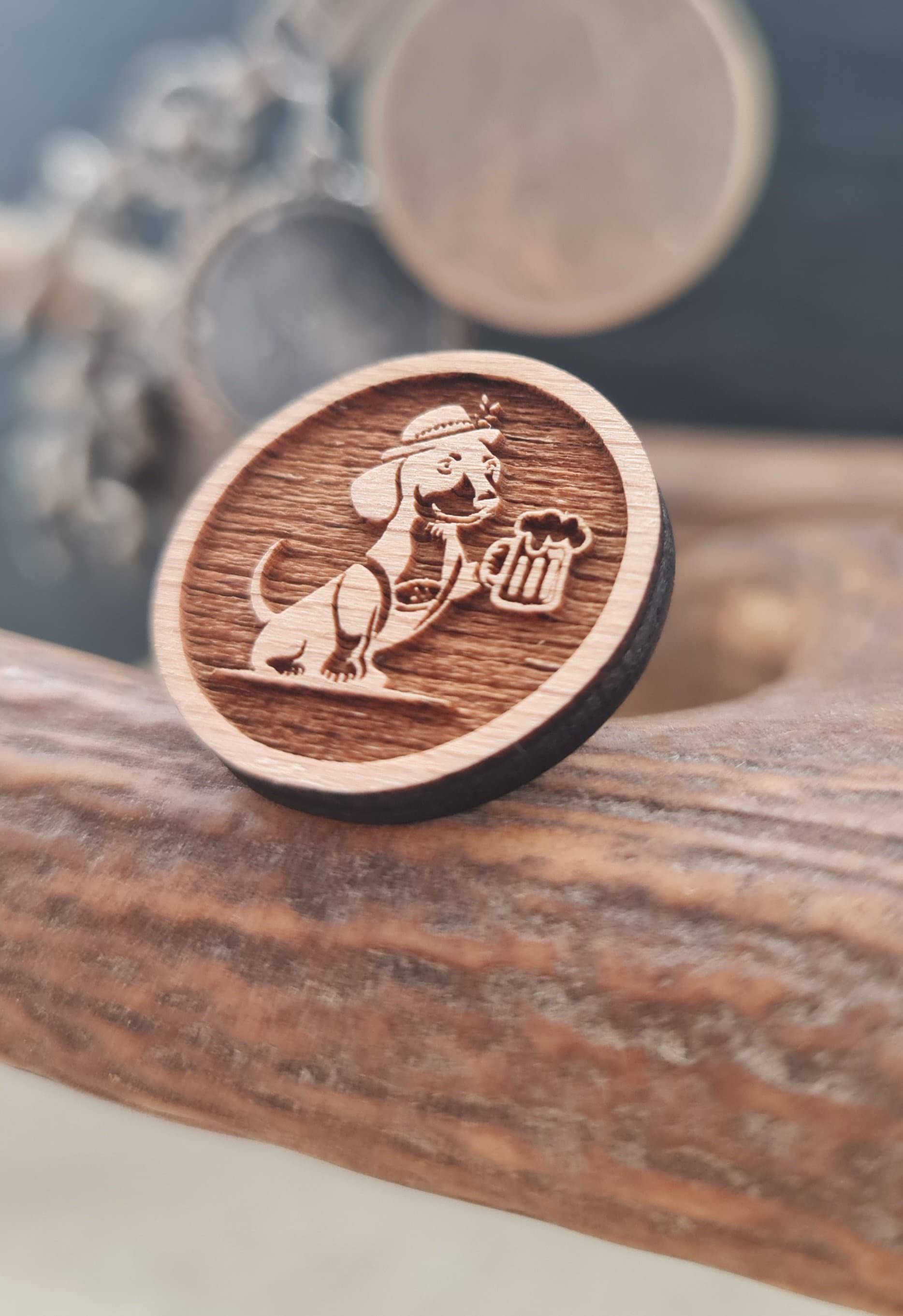 Trachten Anstecker Dackel Mit Lederhosen Und Maß Krug Sitzend, Hutpin/Anstecker Für Trachtenhut, Dirndl Weste Ideal Als Geschenk von Zwickerl