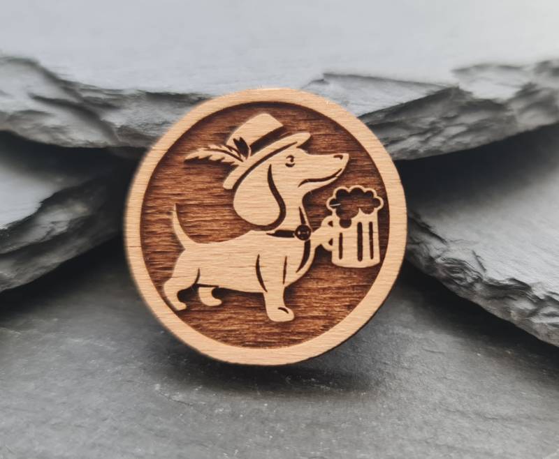 Trachten Anstecker Dackl Fini Mit Hut Und Masskrug Auf Allen Vieren, Hutpin/Anstecker Für Trachtenhut, Dirndl Weste von Zwickerl