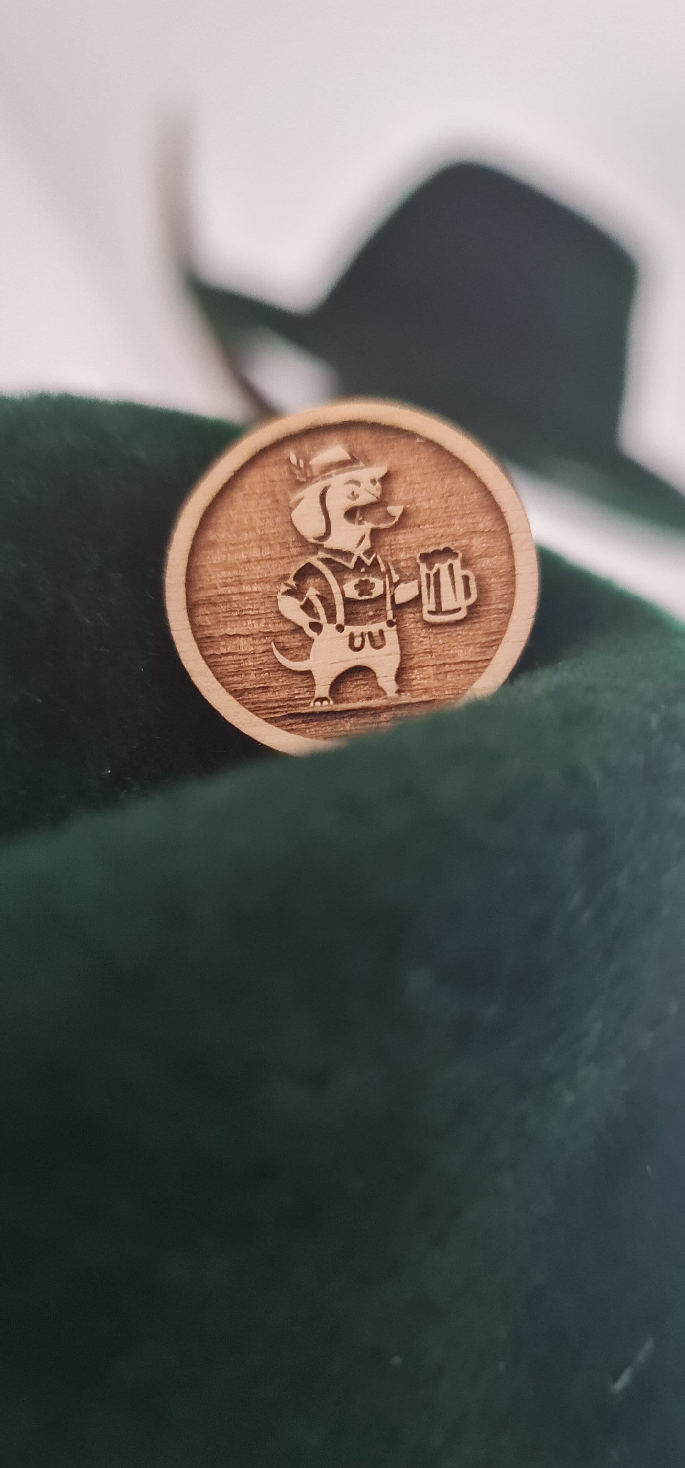 Trachten Anstecker Sitzender Dackel Sigi Mit Lederhosen Und Maß Krug, Hutpin/Anstecker Für Trachtenhut, Dirndl Weste Trachten Anstecker Sitzender Dackel Sigi Mit Lederhosen Und Maß Krug, Hutpin/Anstecker Für Trachtenhut, Dirndl Weste von Zwickerl