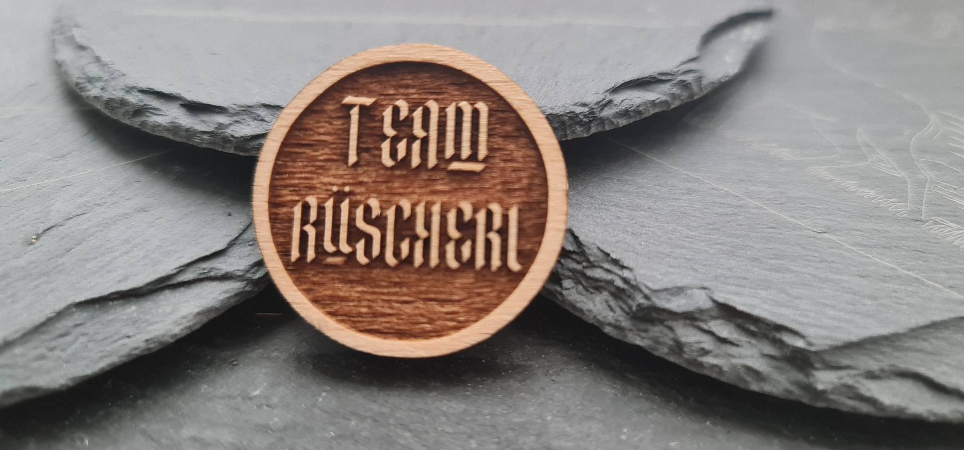 Trachten Anstecker Team Rüscherl, Hutpin/Anstecker Für Trachtenhut, Dirndl Und Weste von Zwickerl