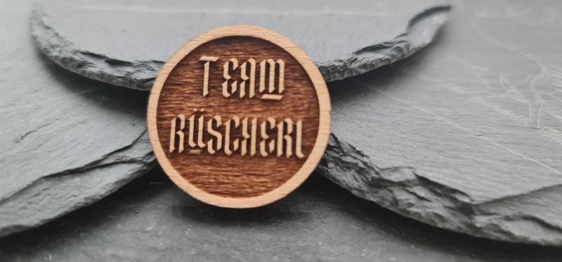 Trachten Anstecker Team Rüscherl, Hutpin/Anstecker Für Trachtenhut, Dirndl Und Weste von Zwickerl