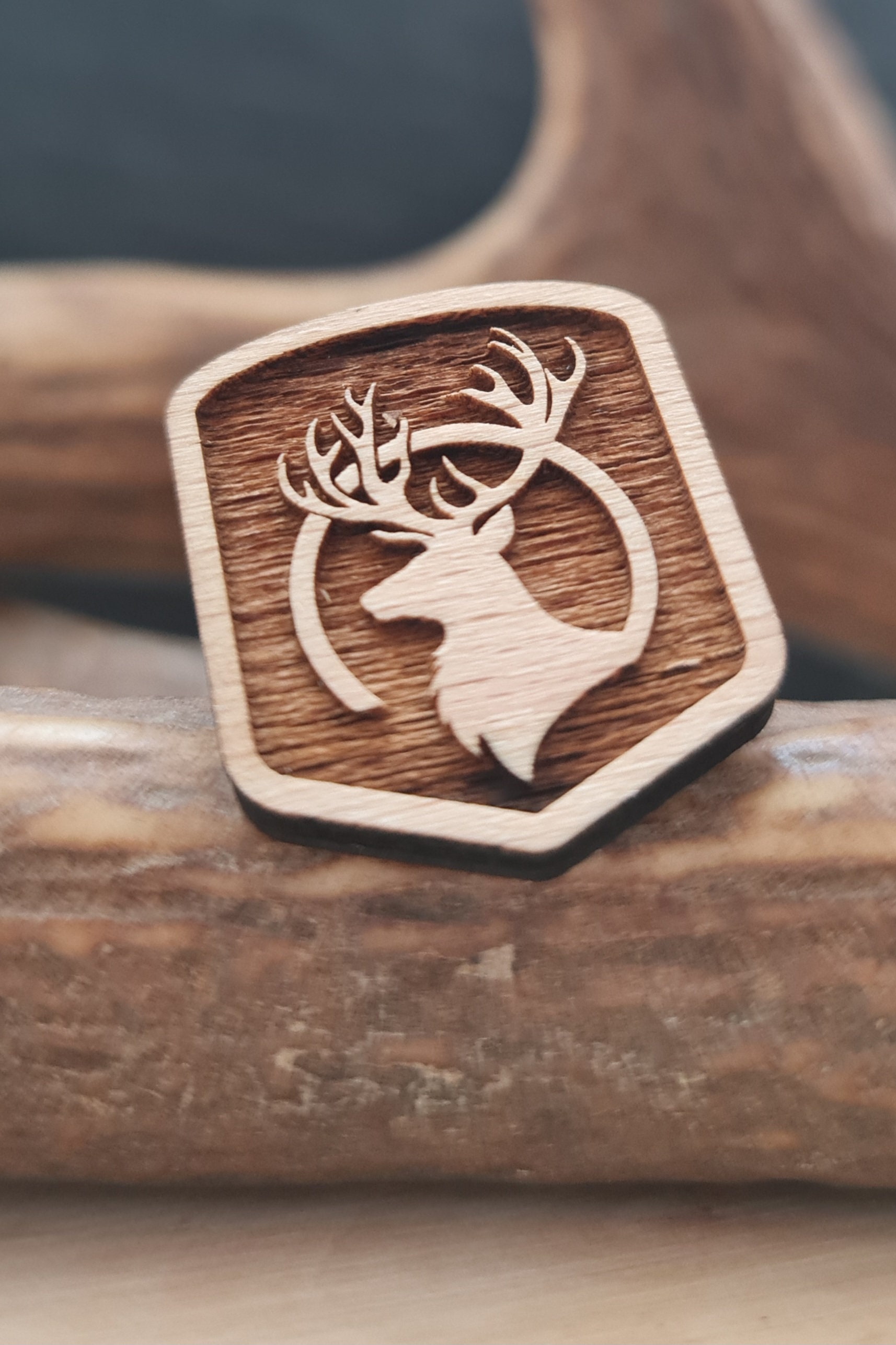 Trachten Anstecker Wappen Mit Hirsch Im Halbkreis, Hutpin/Anstecker Für Trachtenhut, Dirndl Und Weste Trachten Anstecker Wappen Mit Hirsch Im Halbkreis, Hutpin/Anstecker Für Trachtenhut, Dirndl Und Weste von Zwickerl
