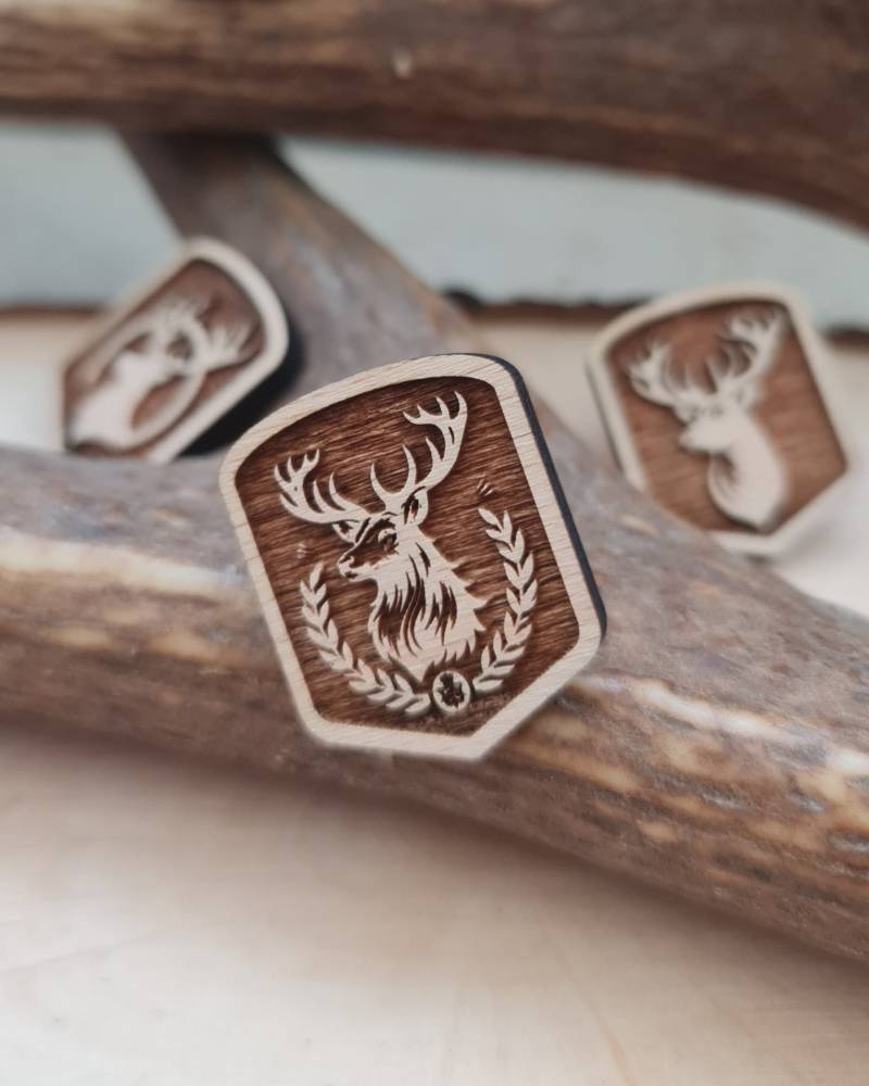 Trachten Anstecker Wappen Mit Hirsch Im Kranz, Hutpin/Anstecker Für Trachtenhut, Dirndl Und Weste von Zwickerl