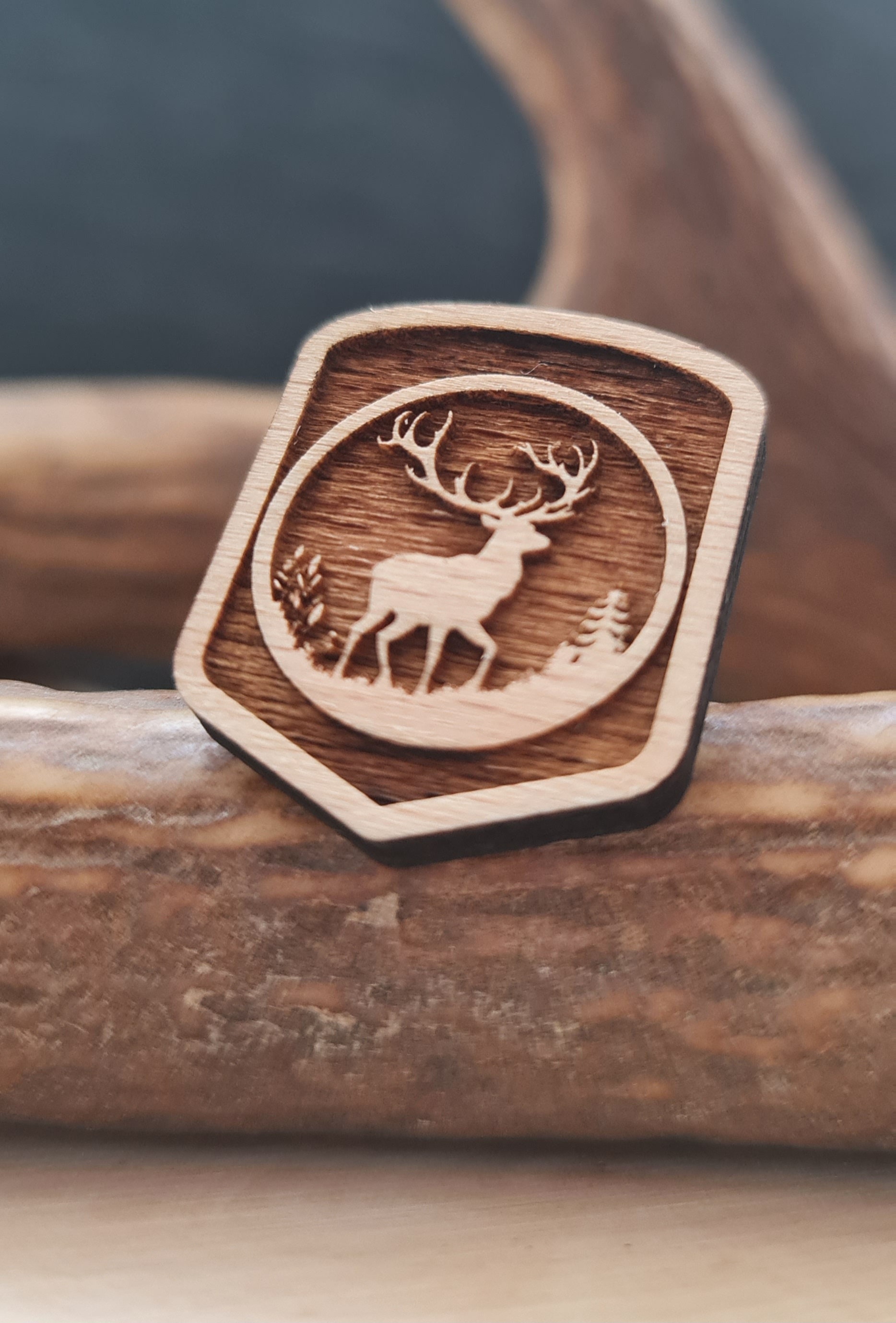 Trachten Anstecker Wappen Mit Hirsch Im Kreis, Hutpin/Anstecker Für Trachtenhut, Dirndl Und Weste Trachten Anstecker Wappen Mit Hirsch Im Kreis, Hutpin/Anstecker Für Trachtenhut, Dirndl Und Weste von Zwickerl