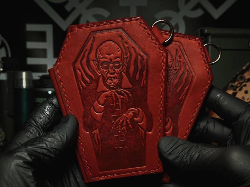 Kartenetui Aus Leder - Sarg Im "Nosferatu" Design, Kettenring & Magnetverschluss." von ZxBx