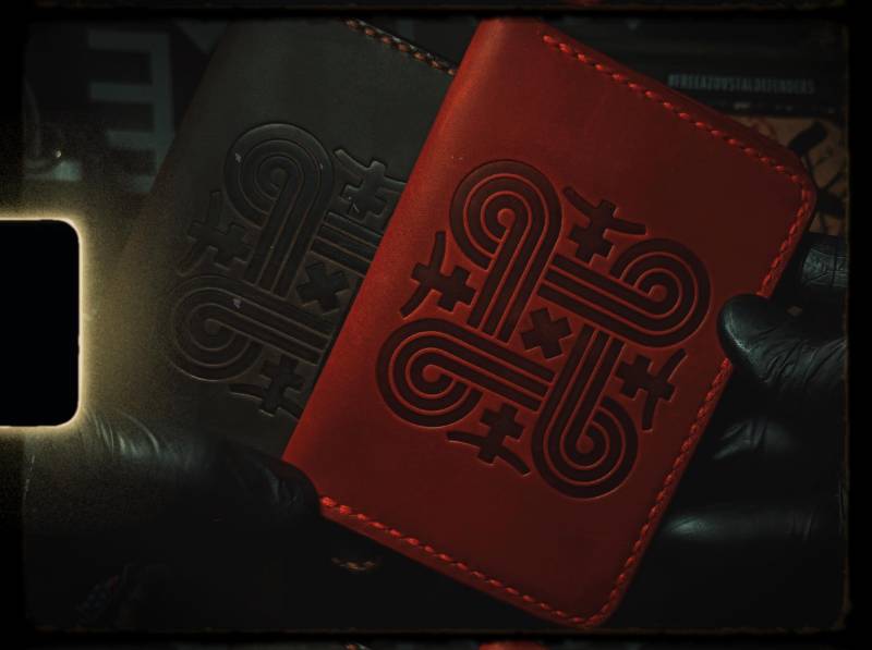 Reisepasshülle "Käpälikkö" | Hanunvaakuna Mit Zusätzlichen Innenfächern." von ZxBx